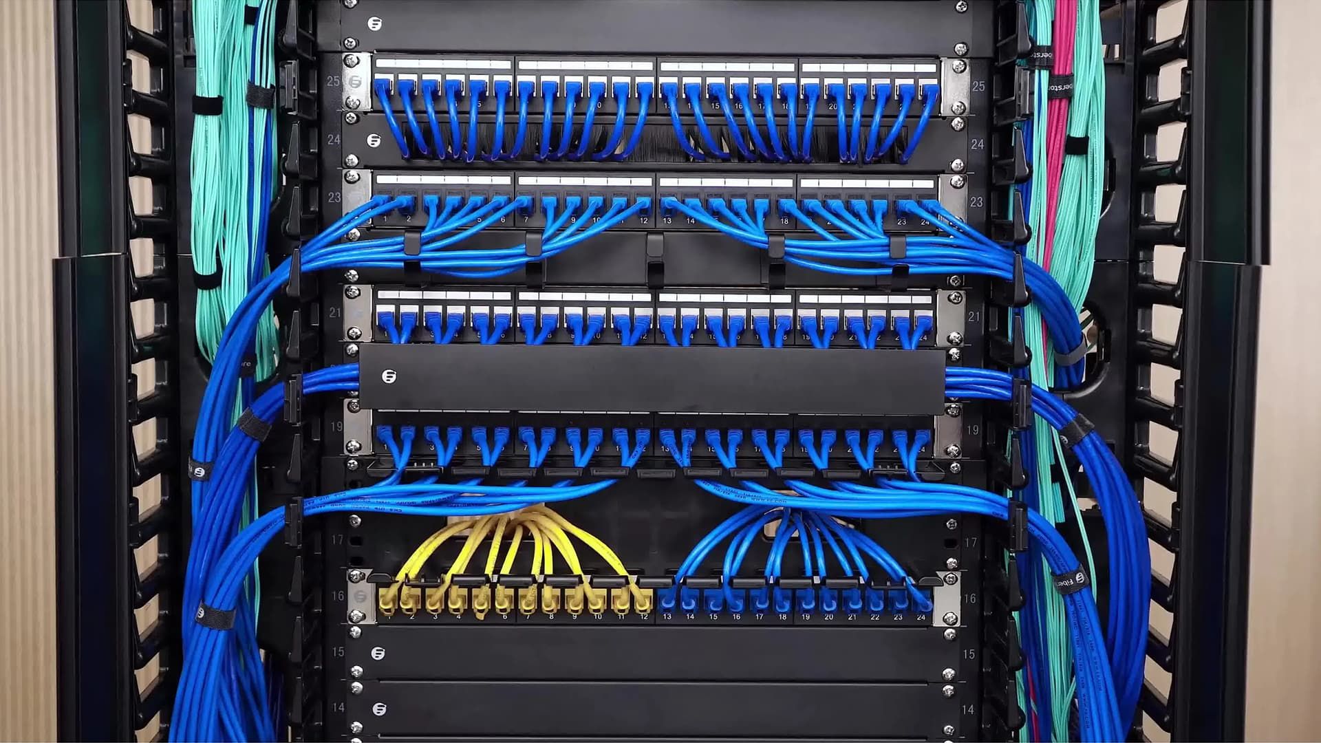 Кабель менеджмент сервера