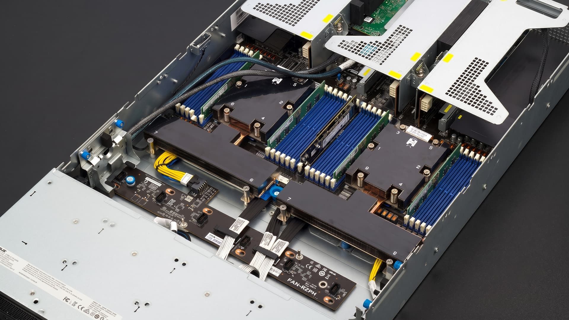 Внутренности ASUS RS720A-E13-RS8G