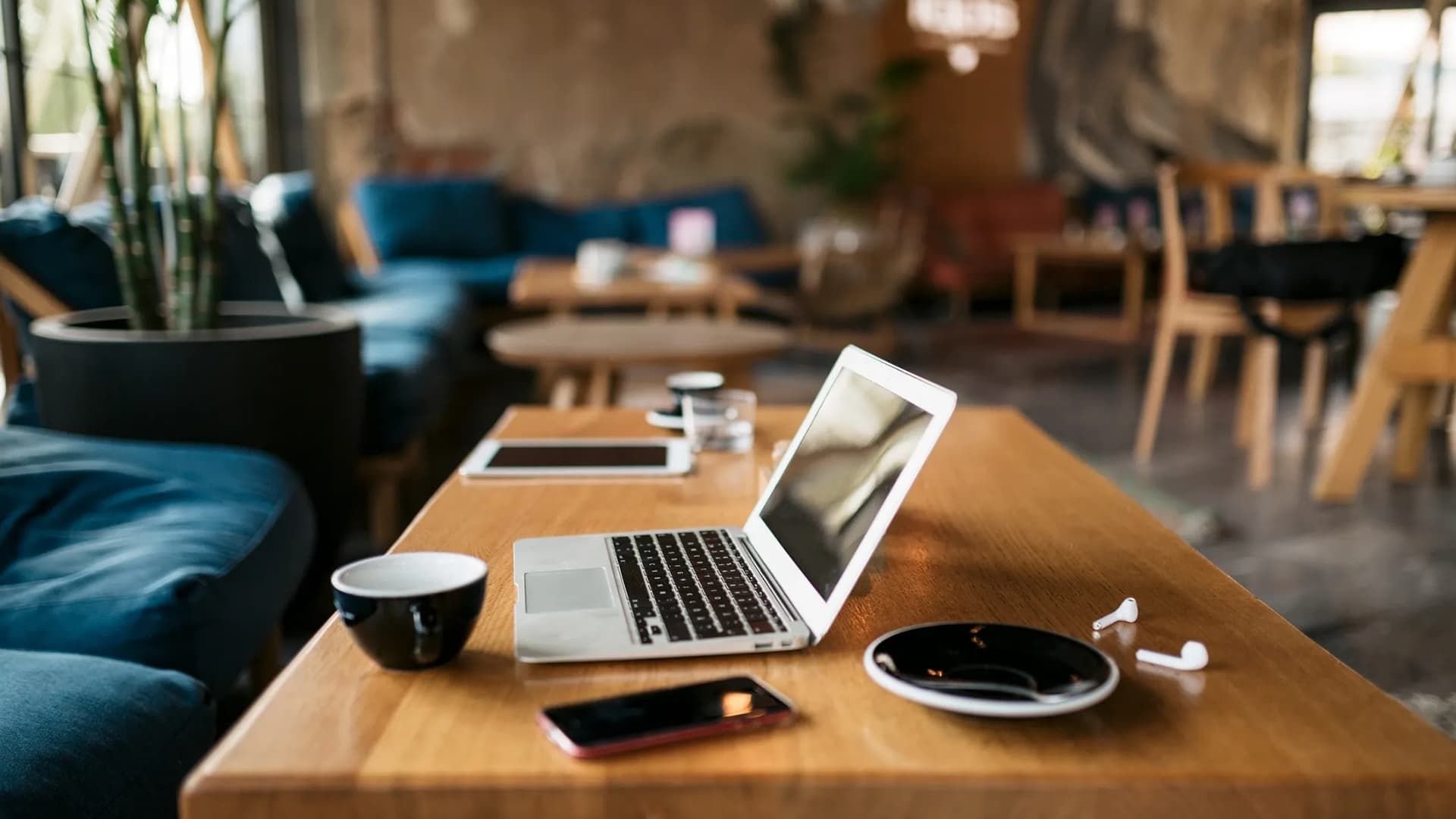 Ноубук в кафе