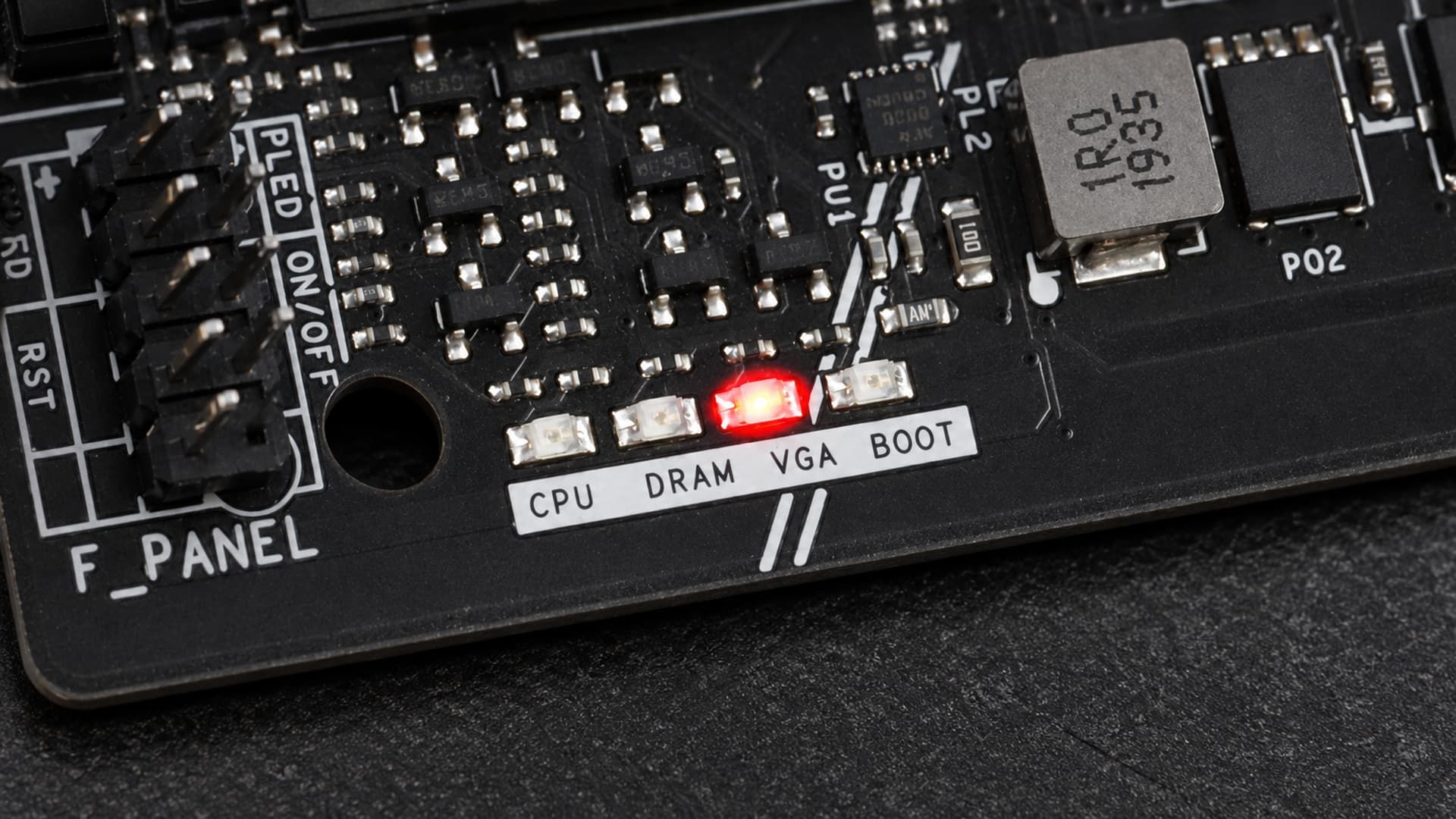 индикаторами CPU, DRAM, VGA и BOOT
