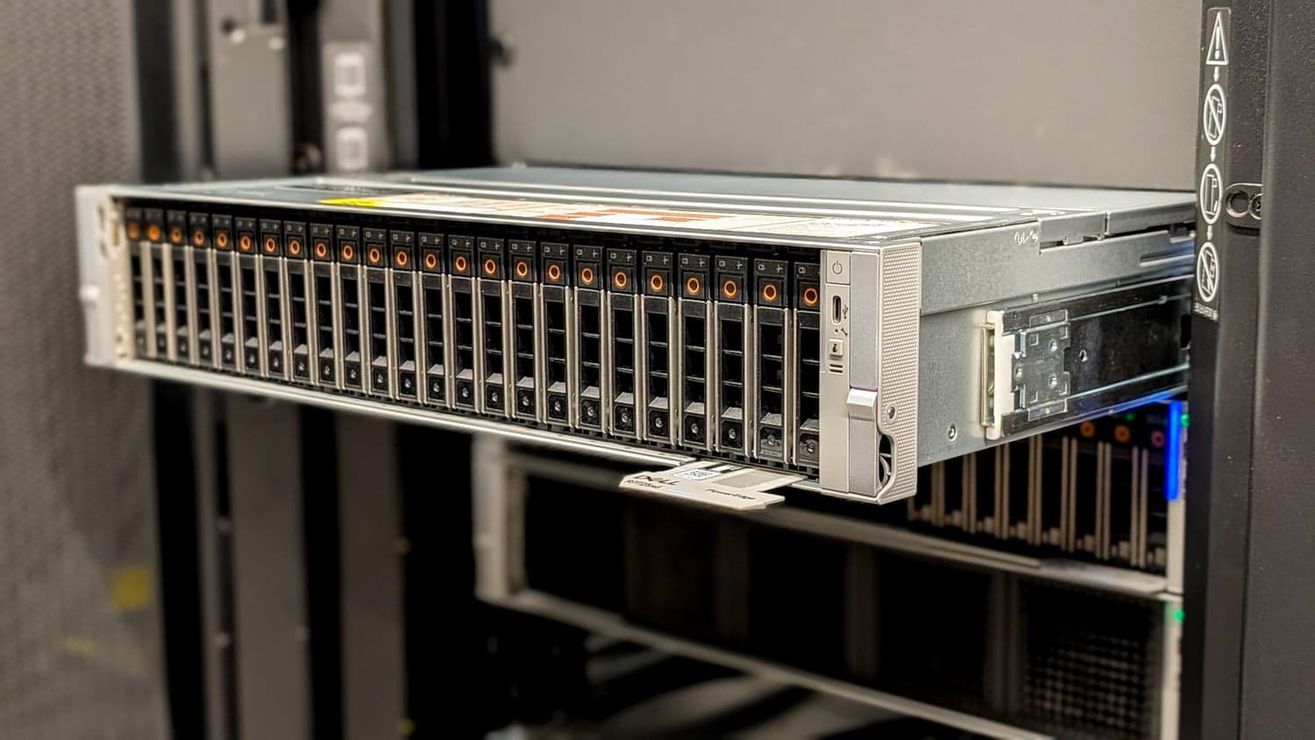 Dell PowerEdge R7725xd: 9,83 Пбайта данных в одном 2U