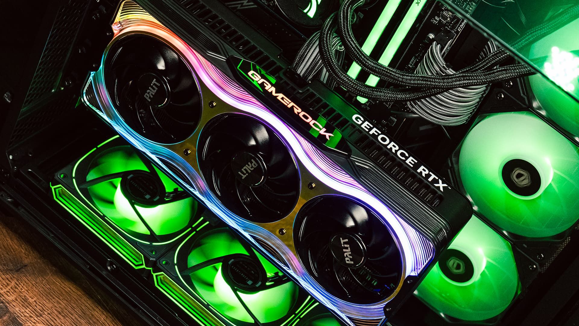 RTX 5090 в корпусе игрового ПК с правильным подключением питания