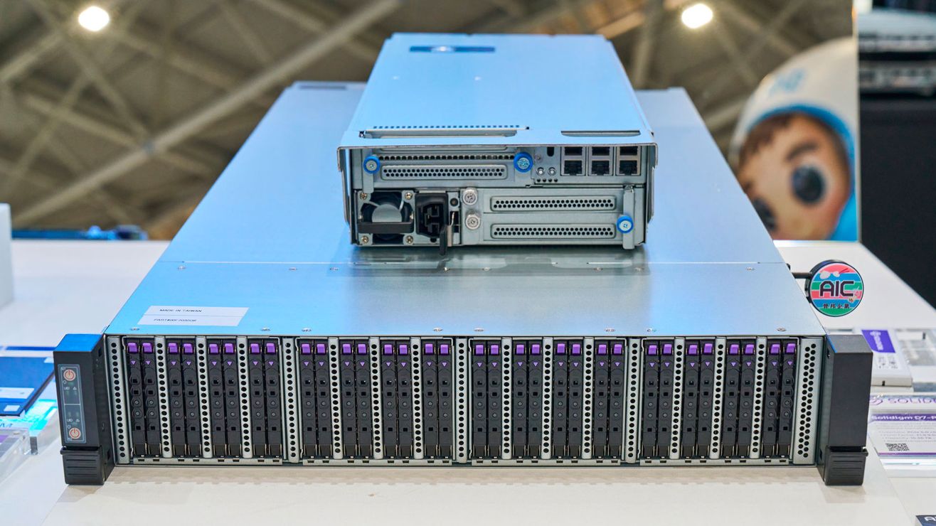 AIC F2032: 32 SSD Gen6 и DPU вместо сервера