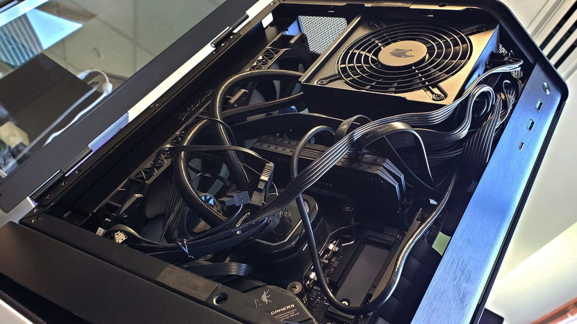 Компьютер без кабель-менеджмента