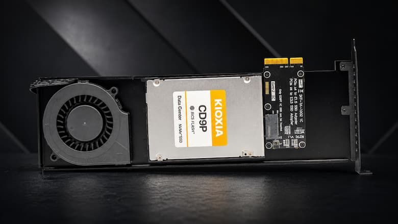 ADT R27A-BK3: адаптер вставляет EDSFF-диск в слот PCIe